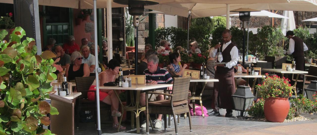 Turistas en un restaurante en Costa Adeje, Tenerife.