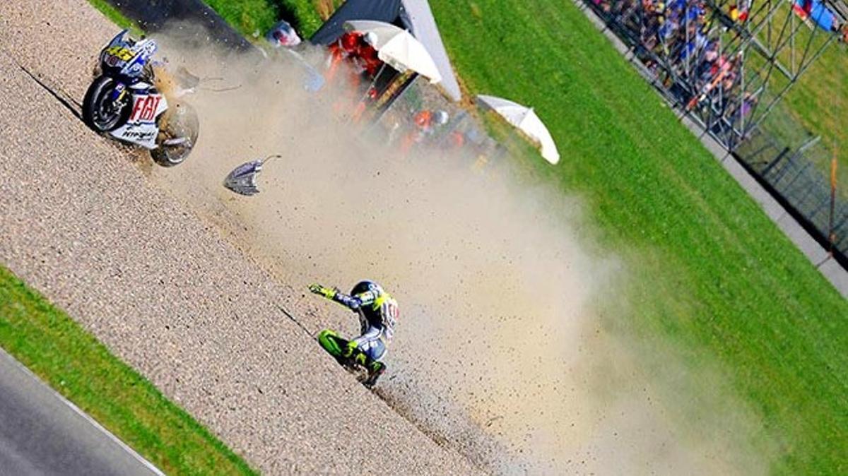 Imatge de la caiguda del pilot de Valentino Rossi durant una sessió d’entrenament del Gran Premi d’Itàlia.