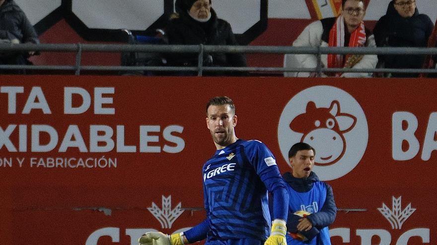 Adrián resume su noche copera en Murcia: "Para eso está el portero, para ayudar al equipo"