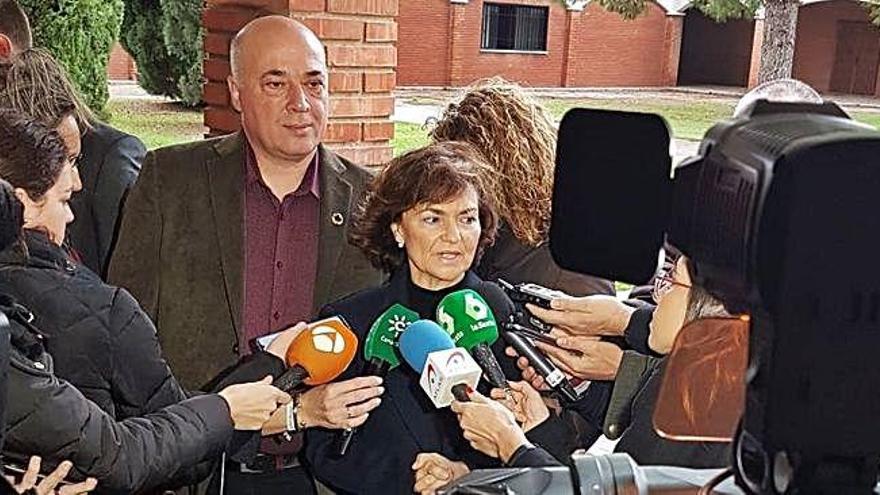 Carmen Calvo, al centre, atenent els periodistes, ahir a Còrdova