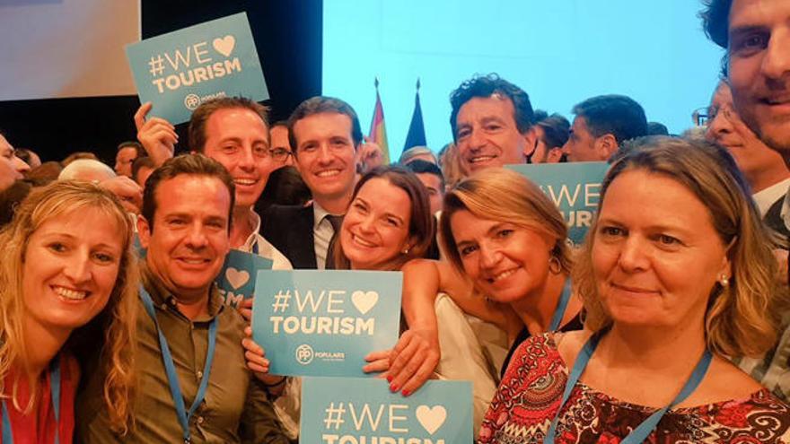 Los compromisarios del PP balear se han fotografiado con Pablo Casado y los carteles de la campaña &#039;We love tourism&#039;.