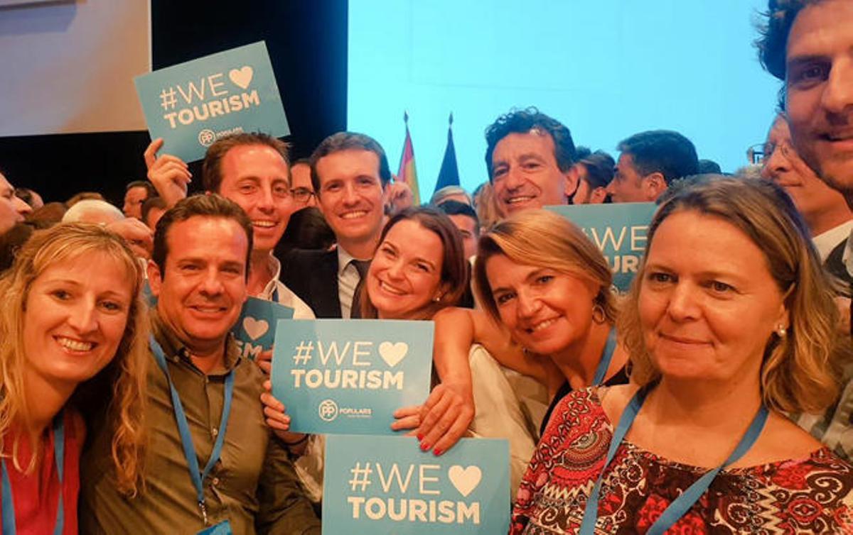 Los compromisarios del PP balear se han fotografiado con Pablo Casado y los carteles de la campaña 'We love tourism'.