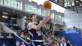 Un Alimerka Oviedo venido arriba vuelve a ganar en San Sebastián y está a una victoria de avanzar en el play-off de ascenso (75-83)