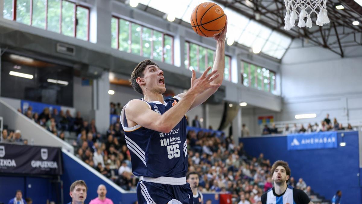 Un Alimerka Oviedo venido arriba vuelve a ganar en San Sebastián y está a una victoria de avanzar en el play-off de ascenso (75-83)