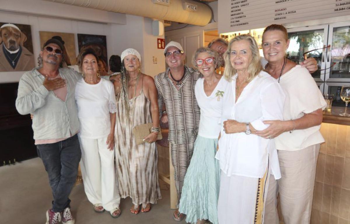 Grillo y Pomar, con dos niños.