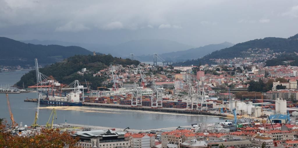 El aceite de palma mancha la ría de Vigo tras romper un tanque en el muelle de Guixar