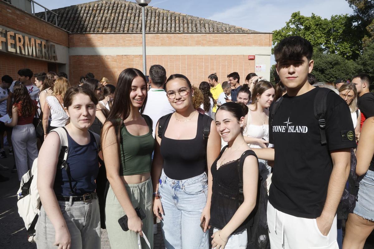 María Conde, alumna de Villarrubia (centro), con varios amigos tras realizar el examen de Lengua y Literatura en Córdoba de la PAU 2026.
