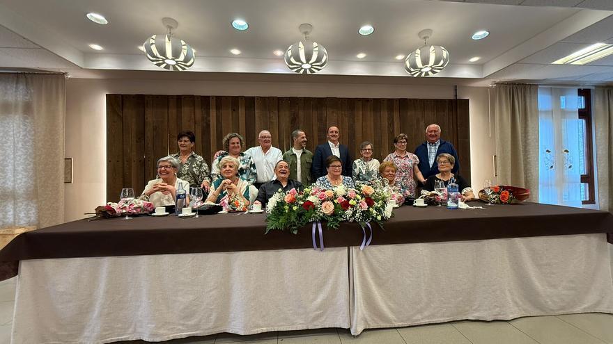 Valdesoto celebra su comida de hermandad con homenaje a los socios que cumplen 80 años