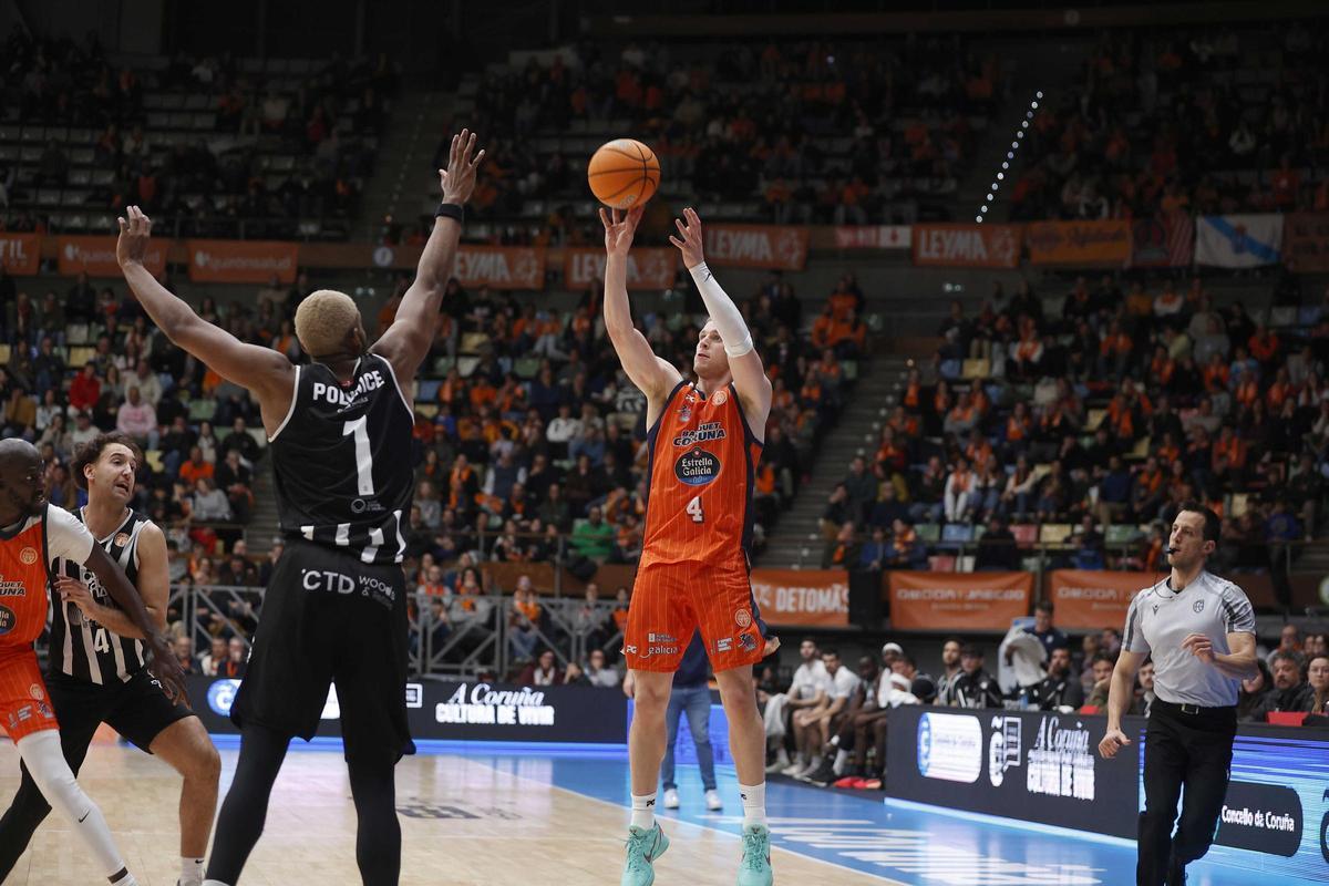 Paul Jorgensen lanza un triple por encima del punteo de Polytnice.