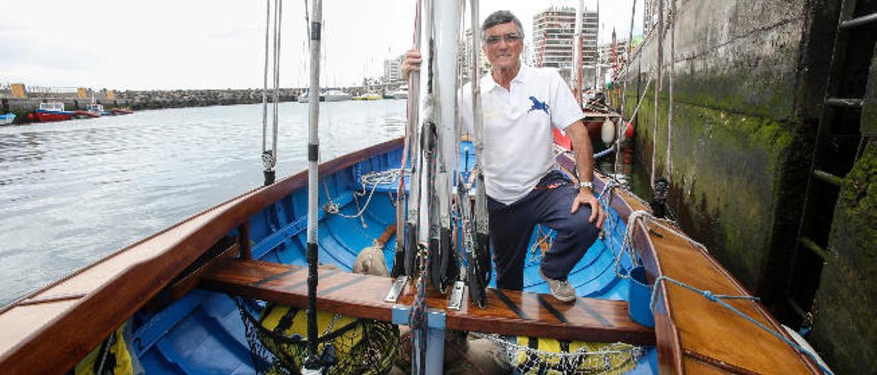 Luis Martínez en el bote que patronea en la actualidad: el &#039;Santa Catalina&#039;.