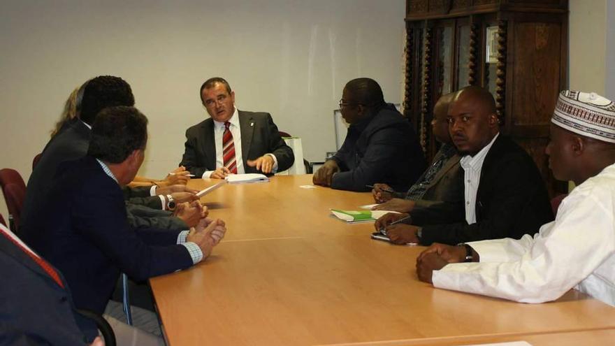 Isaac Pola, al fondo, con los nigerianos Mustapha Baba Shehuri, Sani-Danmusa Shehu, Abba Ibrahim Aliyu y Adodo Henry Sholly.