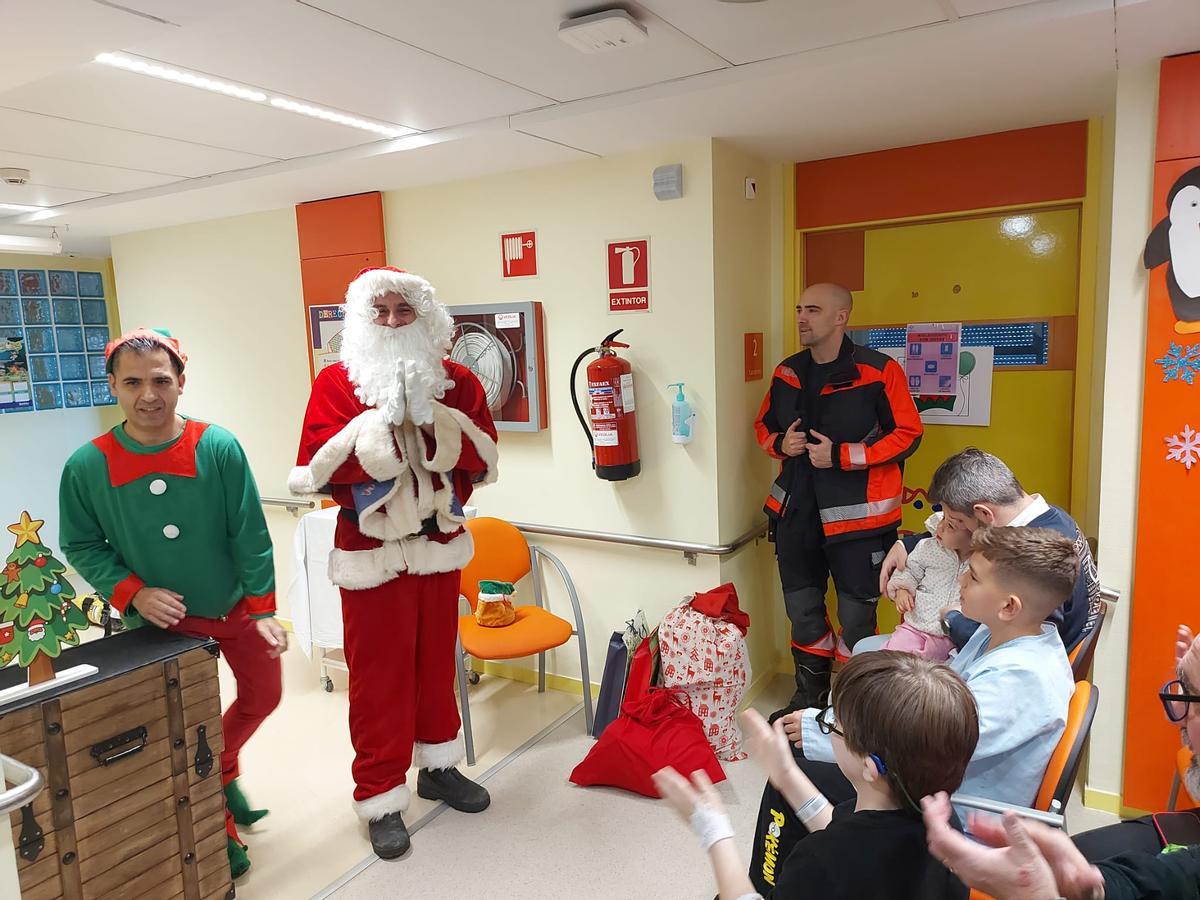 La visita de Papá Noel al Hospital de Cabueñes de Gijón, en imágenes