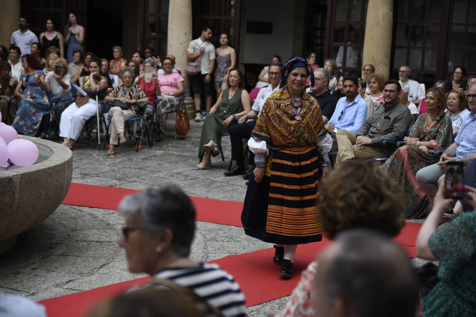 GALERÍA | Desfile por la vida: pacientes oncológicas visten trajes tradicionales de Zamora