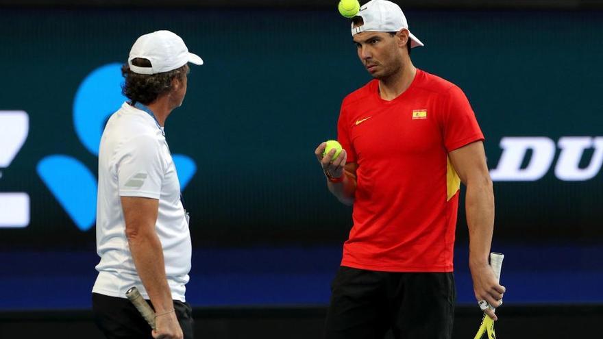 Nadal habla con el capitÃ¡n Francis Roig durante un entrenamiento en Perth.