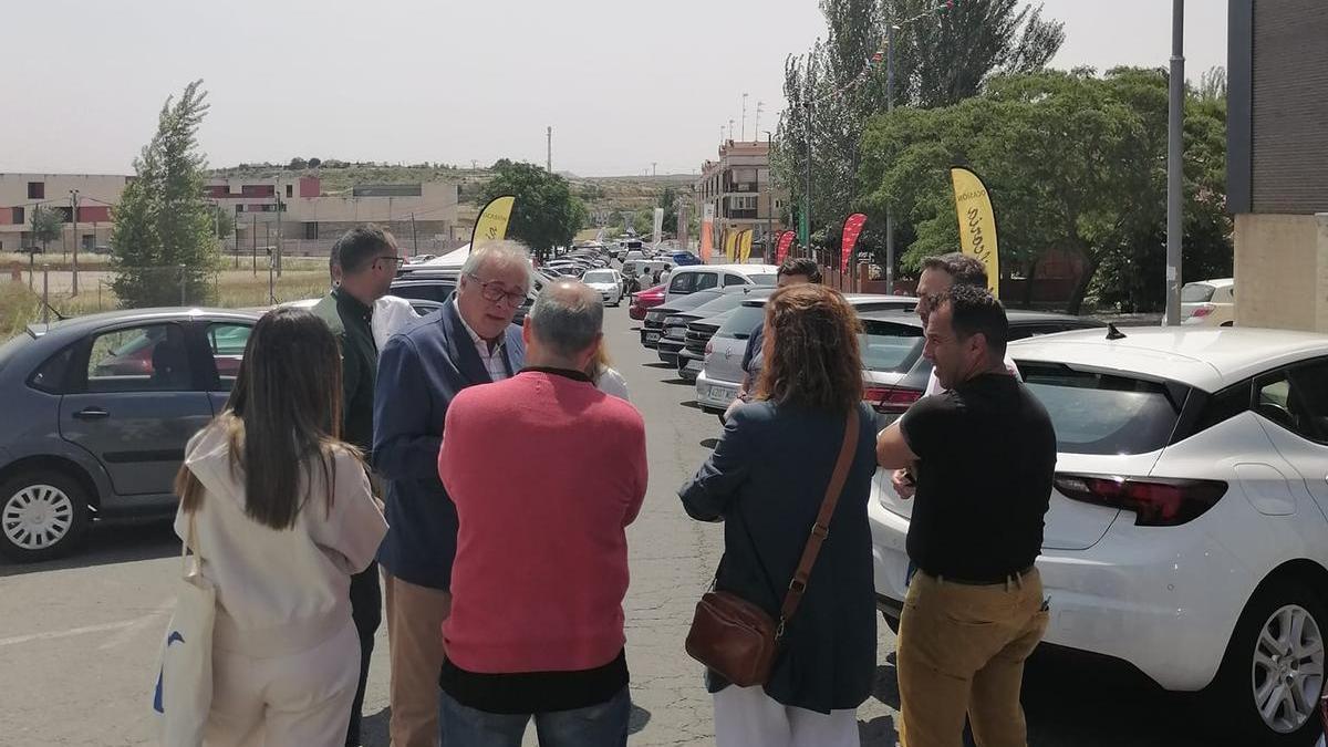 Empresarios participantes y autoridades locales, durante la feria.