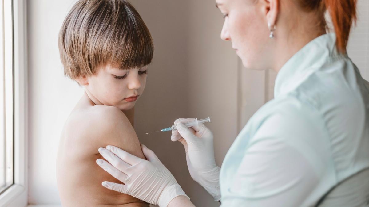 Estos son los trucos de los pediatras para que la vacunación a los niños no se convierta en un drama