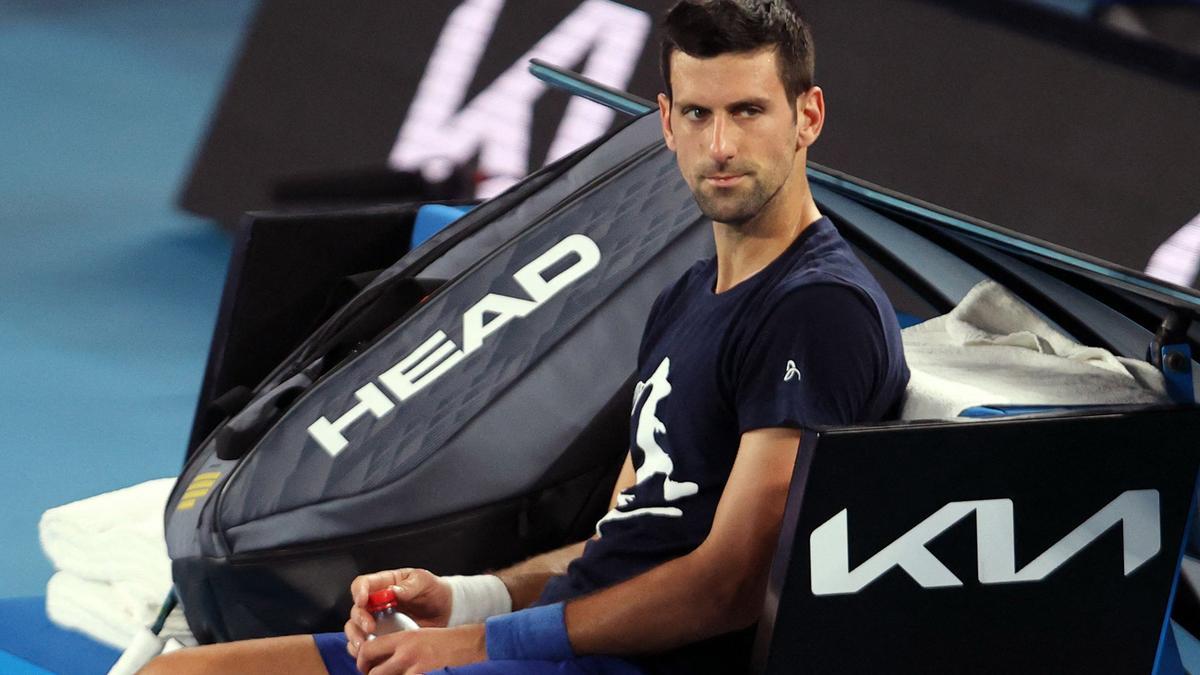 djokNovak Djokovic descansa durante el entrenamiento de hoy, 14 de enero de 2022, antes del torneo de tenis Abierto de Australia en Melbourne.ovic_02.JPG