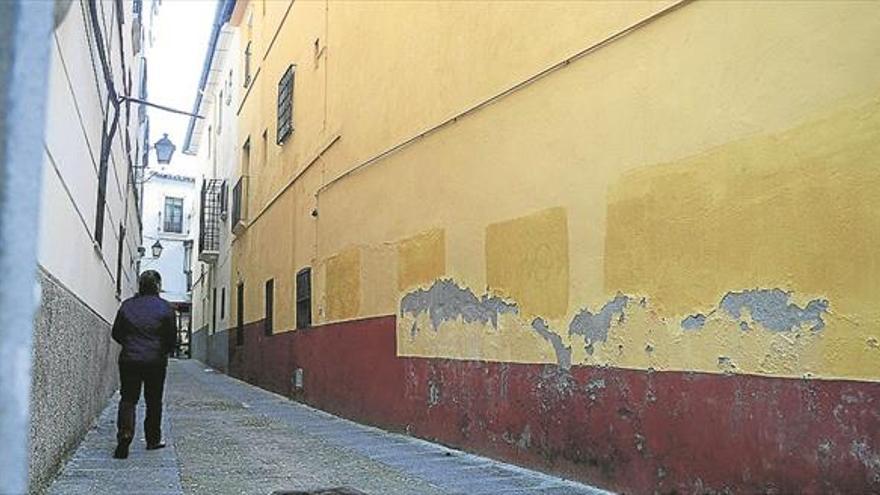 El Ayuntamiento de Plasencia vuelve a limpiar de pintadas las calles de la zona centro