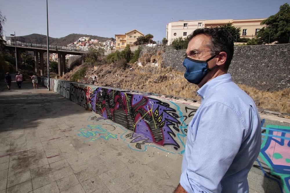 Carlos Tarife visita la calle Benahoare.