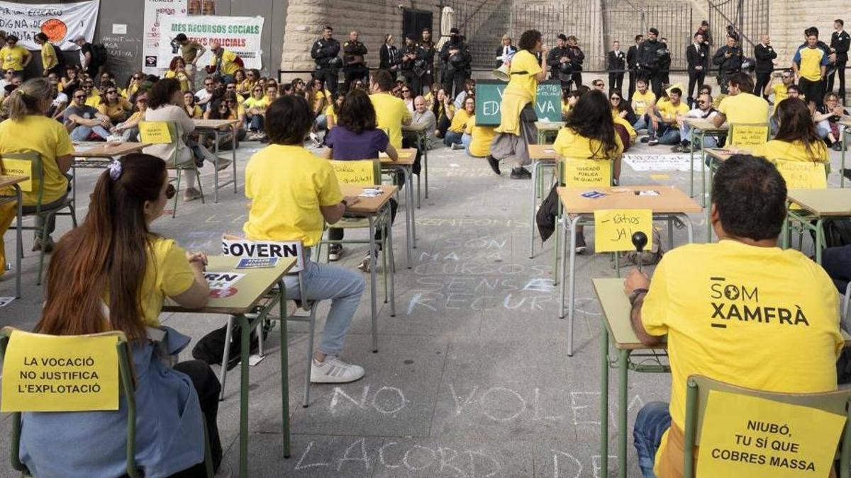 Protesta de docents davant la Sagrada Família, ahir.  | FERRAN NADEU