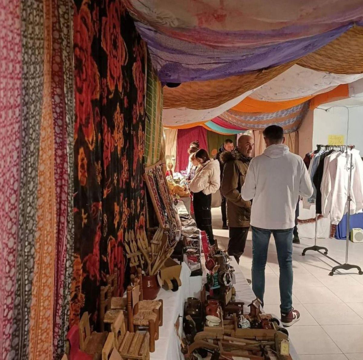 Un grupo de personas en el mercadillo solidario. | Cedida.