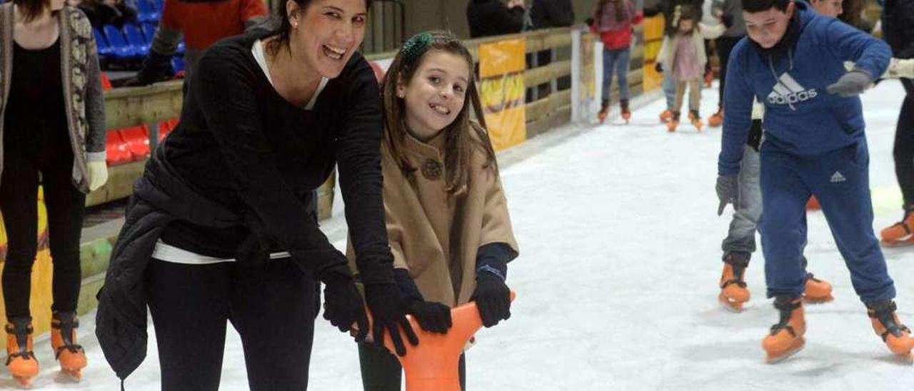 Patinadores en la pista de hielo de Fexdega ayer por la tarde. // Noé Parga