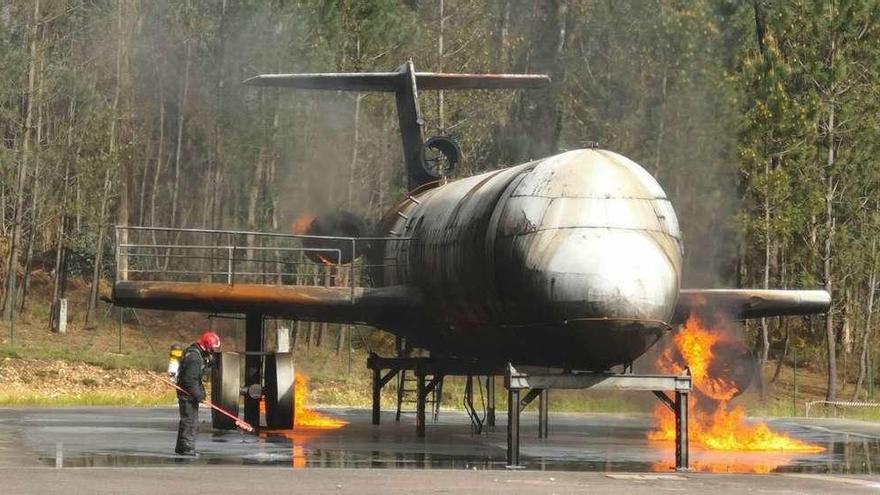 Bomberos prenden fuego al avión para realizar el ejercicio. // D.P.