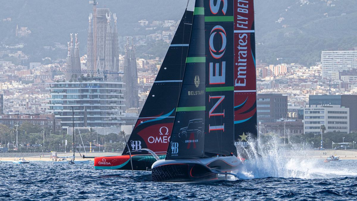 Los barcos de Ineos Britannia y Emirates Team New Zealand compiten en las regatas del Match final de la Copa América de vela.