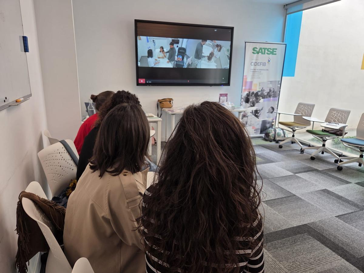 En otra sala, un grupo de enfermeras observa la intervención de la matrona con la familia que ha perdido a su bebé.