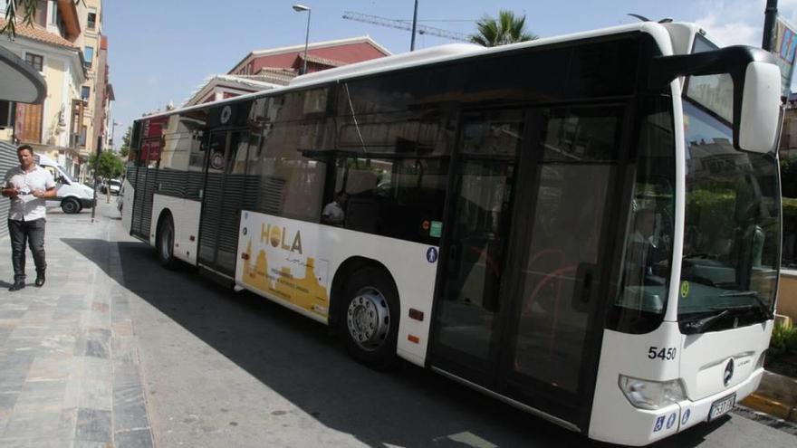 Las nuevas líneas de autobús se pusieron en marcha ayer con vehículos de segunda mano.