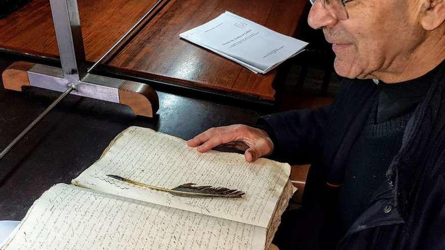 El director del Archivo Histórico Diocesano, Avelino Bouzón, muestra la pluma donde se halló. // E. G.