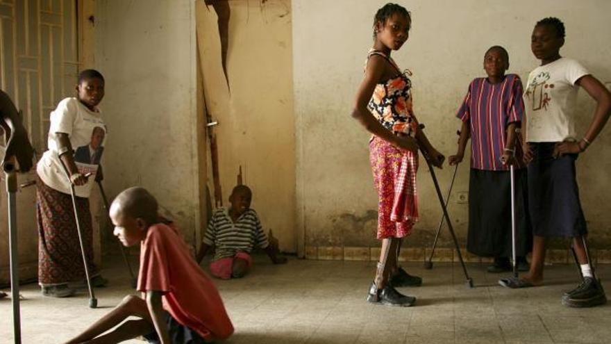 Jóvenes afectados por la polio en el Congo. En Nigeria, India, Pakistán y Afganistán es endémica.