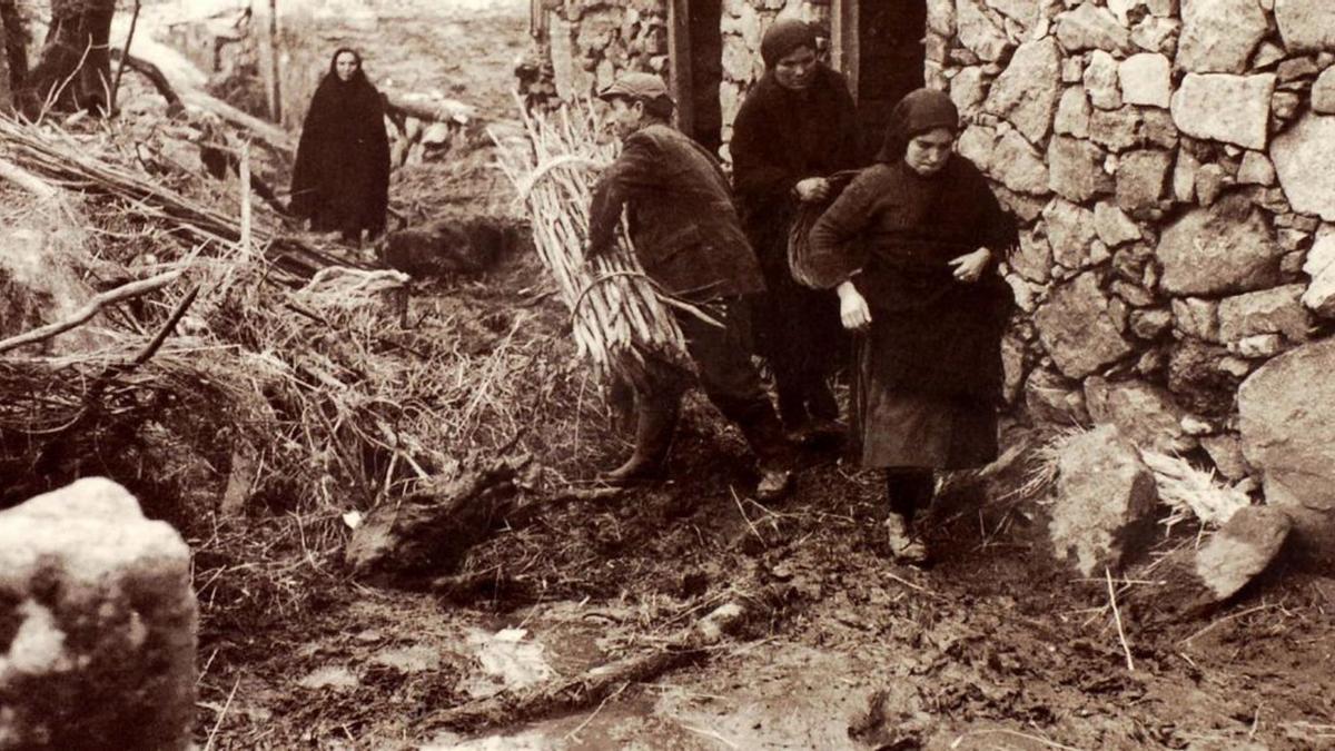 Imágenes de archivo de los días posteriores a la tragedia de Ribadelago. Se aprecia el pueblo destruido y los supervivientes a la inundación. | Archivo
