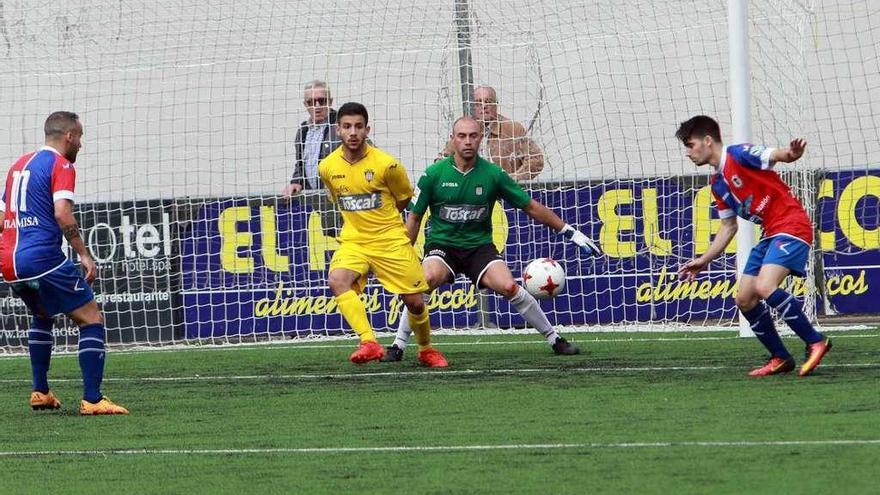 Cris Montes controla el balón en la jugada del gol del Langreo.