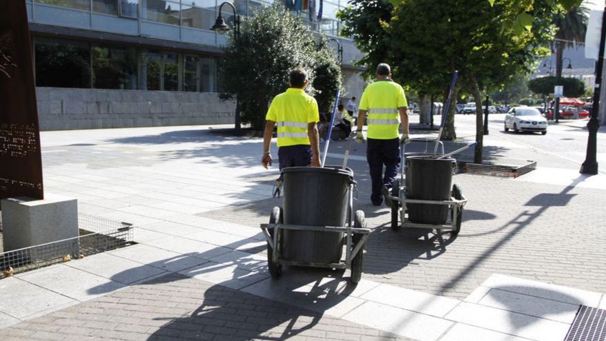 Trabajadores de limpieza viaria, frente al consistorio. | // S.Á.