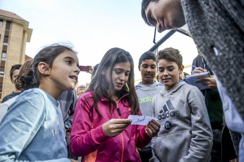 Visita de los jugadores del Real Oviedo, Toché y Héctor, al Colegio Buenavista I