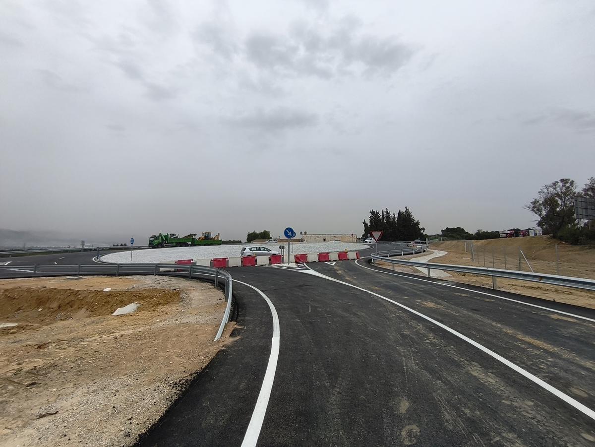 Dos rotondas ordenan el tráfico por el nuevo acceso de Alhaurín a la hiperronda.