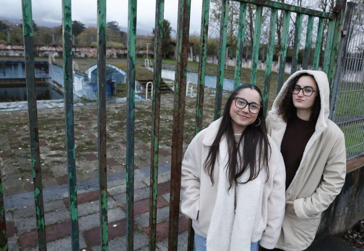 Por la izquierda, Alexandra Rodríguez y Lara Matanzas, ayer, junto a la piscina de la Laboral.