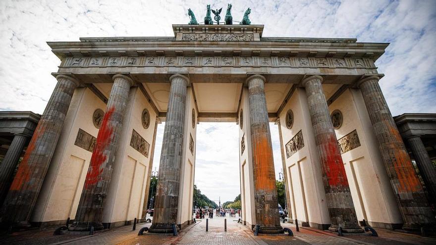 Detinguts dos activistes climàtics per pintar la Porta de Brandenburg a Berlín