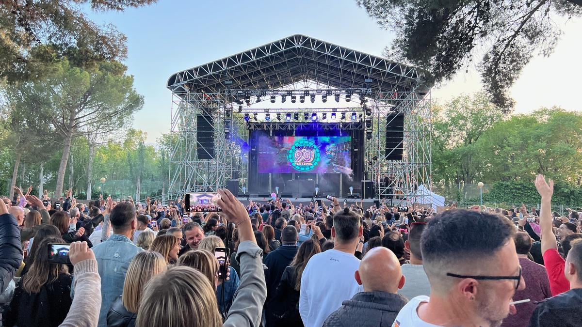 El espectáculo musical ‘Molan los 90’ ha reunido a 2.700 personas en el Parque Deportivo Ebro.