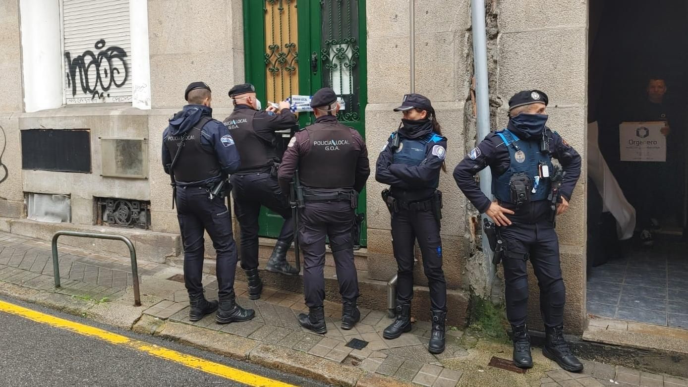 Desalojo forzoso de dos pensiones clandestinas en el centro de Vigo