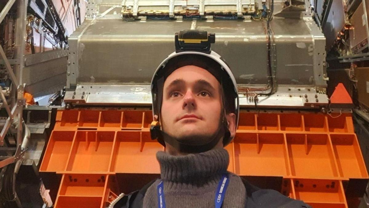 Íñigo Martín, en el acelerador de partículas ubicado en Ginebra, donde realiza sus prácticas.  | INFORMACIÓN