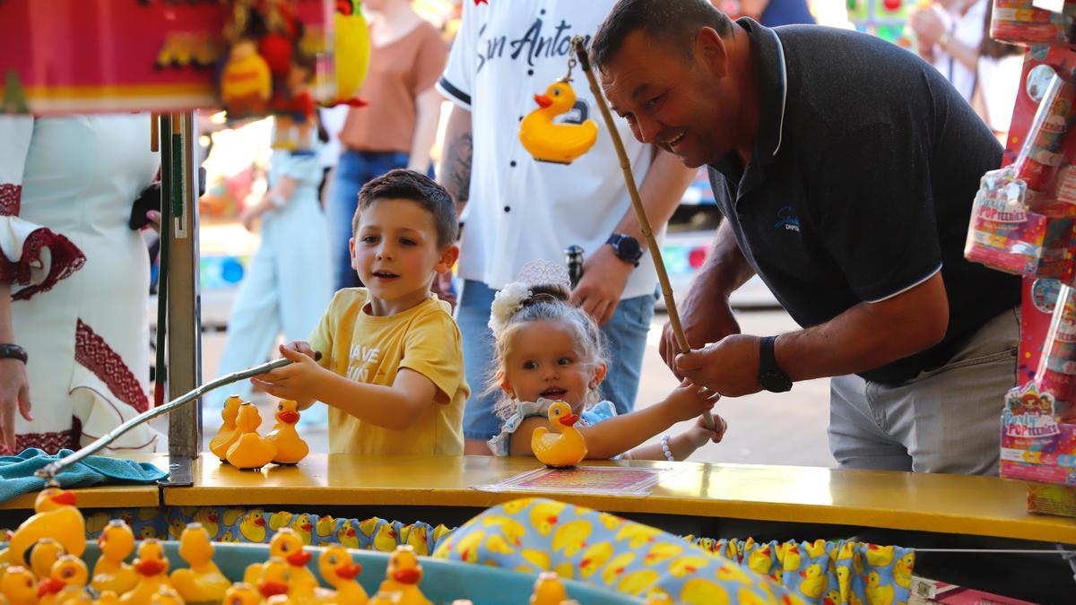 Pese a tener más de 30 años de historia, la pesca de los patitos no deja de cautivas a los pequeños.