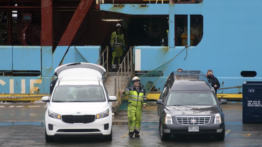 Llega a Terranova el barco que transporta dos fallecidos del Villa de Pitanxo