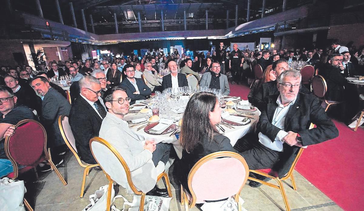 Una altra taula amb Adrià Lamelas, alcalde de Lloret de Mar; Fèlix Noguera, director de Catalunya i Balears de Prensa Ibérica; Gael Rodríguez, alcalde de Portbou; Josep Ma. Martínez, alcalde de Roses; Òscar Aparicio, alcalde de La Bisbal; Camil Ros, secretari general d’UGT a Catalunya; i els regidors de l’Ajuntament de Girona  Josep Palouzie, Àngel Martínez, Cristina Cots i Ferran Rafa.