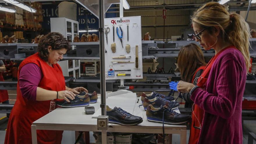 Trabajadoras de una fábrica de Elche