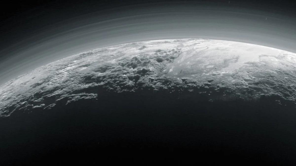 Imagen de la superficie de Plutón envuelta en neblina atmosférica, captada por la nave espacial New Horizons de la NASA.