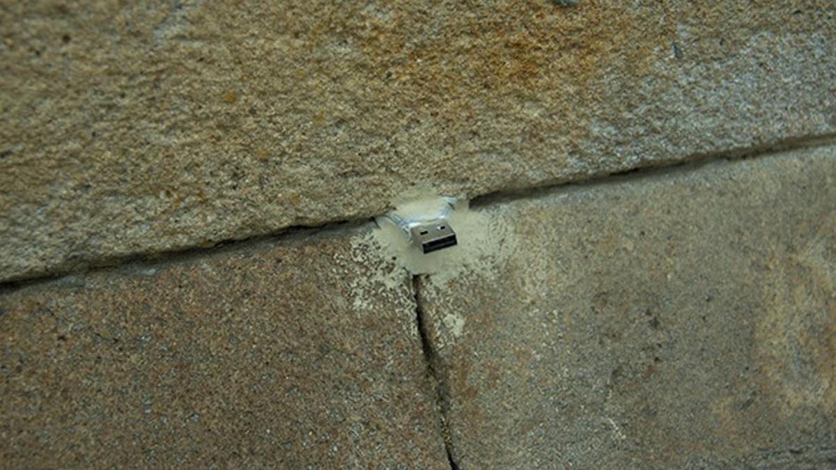 ¿Per què hi ha memòries USB incrustades en algunes parets de Barcelona? ¿Per què hi ha memòries USB incrustades en algunes parets de Barcelona?