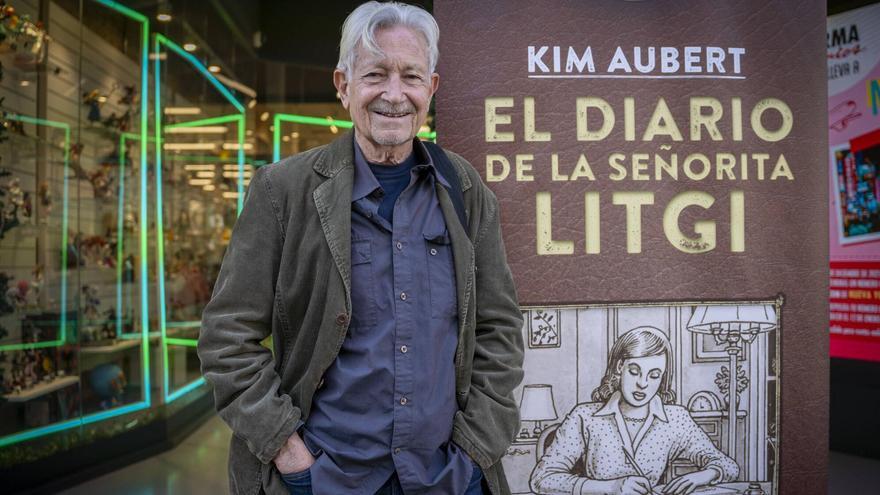 El dibujante Kim Aubert, con la portada de su nuevo cómic, 'El diario de la señorita Litgi'.