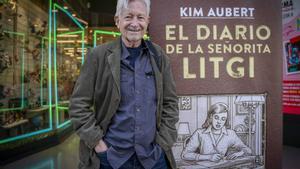 El dibujante Kim Aubert, con la portada de su nuevo cómic, El diario de la señorita Litgi. 